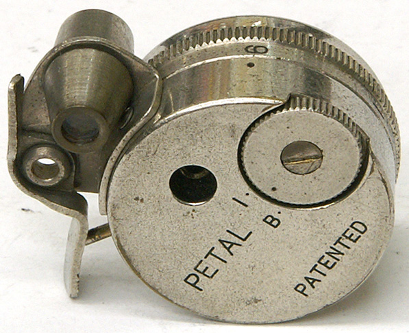 本体1個ペタルカメラ（1948年製）